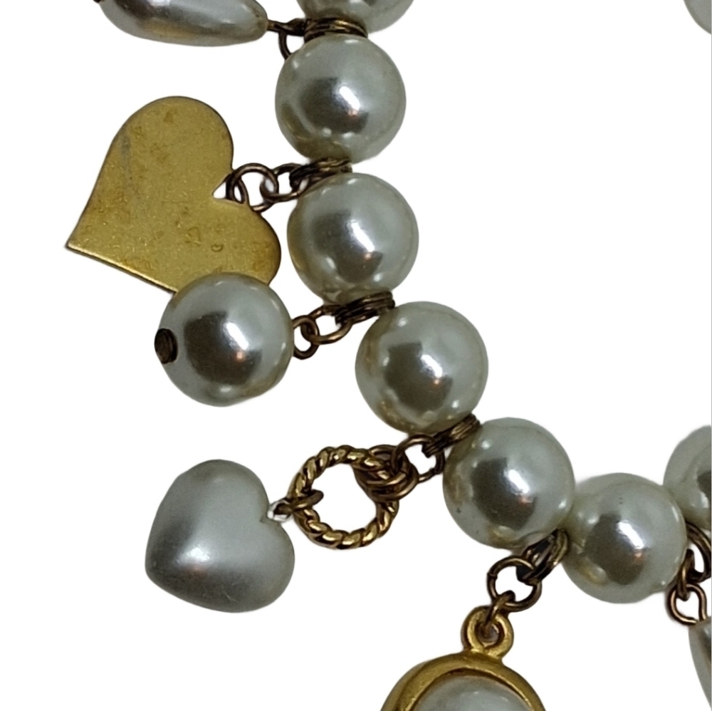 Vintage Faux Pearl Stretch Charm Bracelet • Gold Tone Hearts & Teardrops - Picture 7 of 8